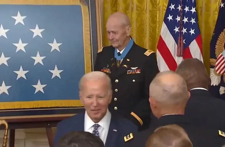 Biden úgy hallotta, tapsolnak, ezért távozott a díjátadó ünnepségről