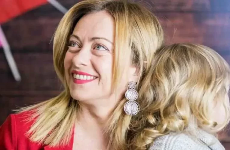 Halálosan megfenyegették Giorgia Melonit és kislányát az embercsempészek