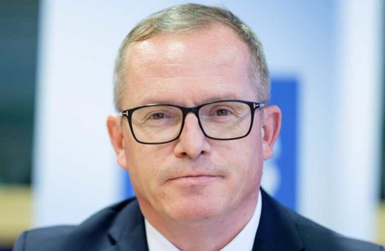 Elment az esze: Belgrád bombázására szólította fel a NATO-t egy osztrák agyament közgazdász