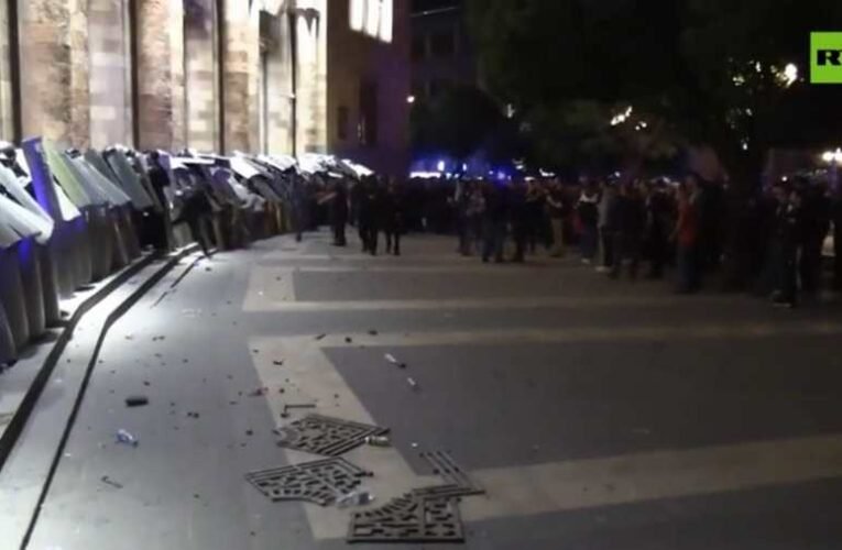Összecsapások az örmény fővárosban, a miniszterelnök lemondását követelték (videó)
