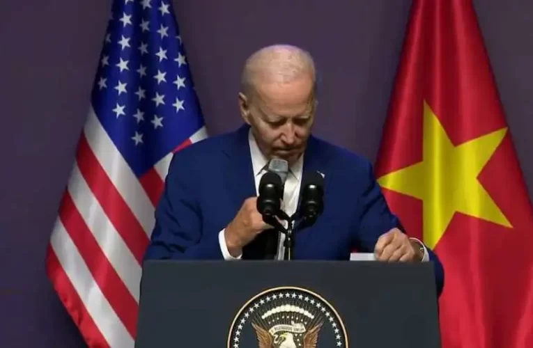 Joe Biden Vietnámban is darabjaira hullott a sajtótájékoztatón