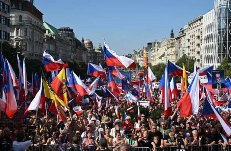 Legalább tízezren tüntettek a cseh kormány ellen Prága központjában