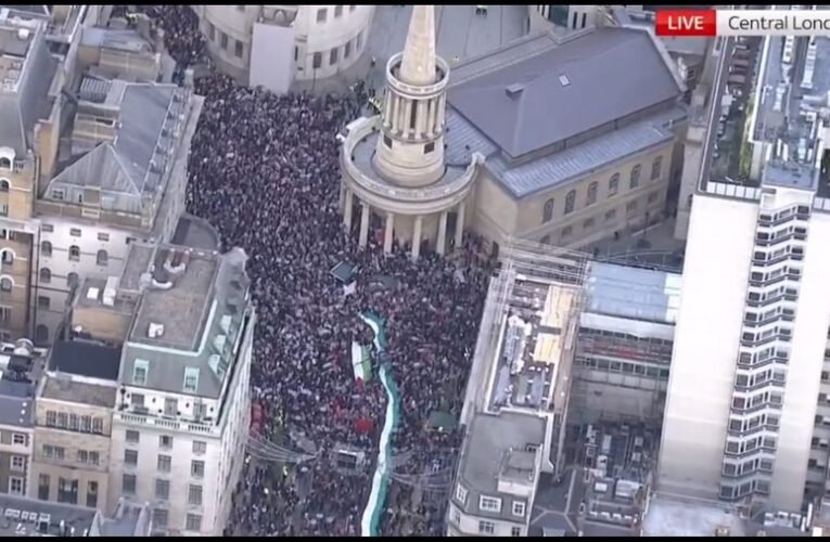 Több mint 10 ezren tüntetnek Londonban