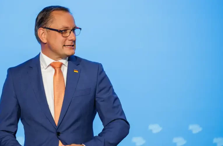 Megtámadták az AfD társelnökét, Tino Chrupallát ismeretlen szerrel injekciózták be egy politikai tüntetésen