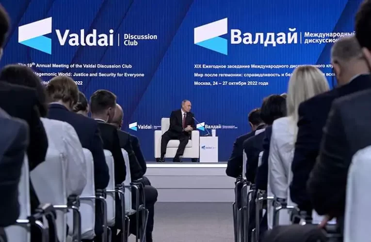 Putyin: a dolláralapú pénzügyi rendszer fokozatosan összeomlik