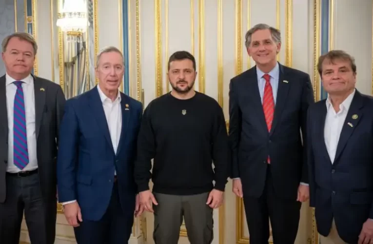 Amerikai politikusok utaztak Kijevbe és figyelmeztették Zelenszkijt