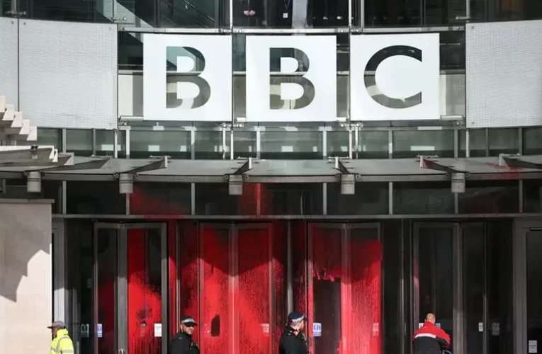 Művérrel öntötték le a BBC székházát palesztinpárti tüntetők
