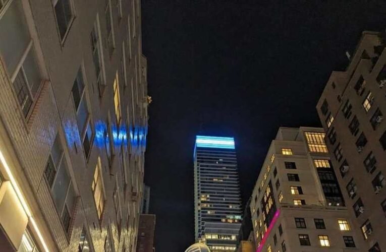 Változik az irány, az ukrán zászlót az izraeli váltja a Bloomberg New York-i toronyházának tetején