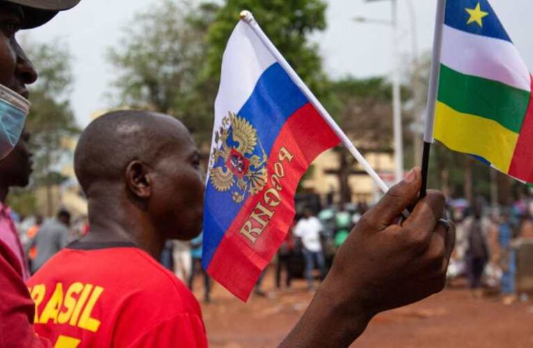 Az ellenállás szimbólumává vált az orosz zászló Nyugat-Afrikában – Putyint apának hívják az afrikai gyerekek