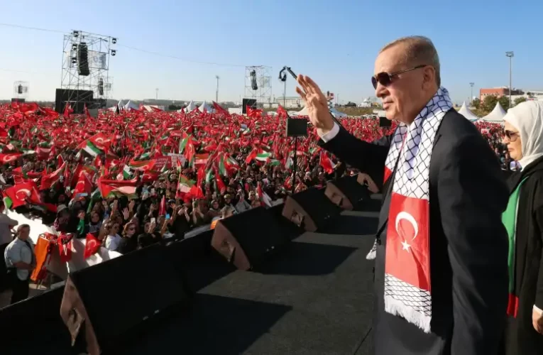 Keresztények és muzulmánok közötti háború rémképét festette fel Erdogan