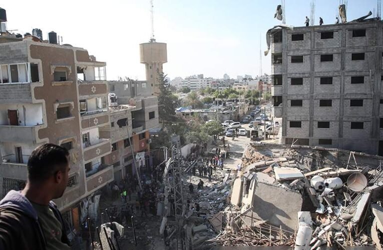 Izrael ismét támadott Hamász-létesítményeket a Gázai övezetben, folytatódik a civilek menekülése