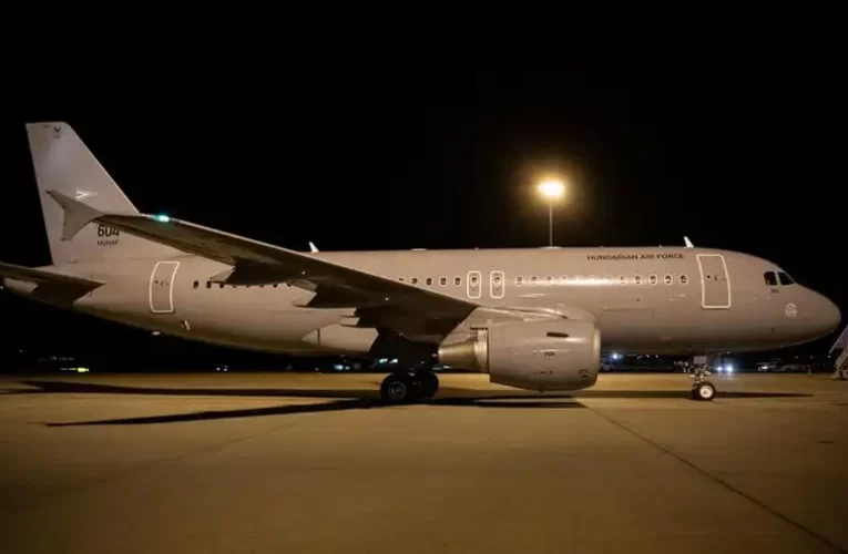 Szijjártó Péter: a magyar légierő két gépe 215 embert menekített ki Izraelből