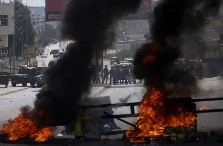 Hatalmas a káosz Izraelben, utcai harcok folynak a Hamász támadásai után