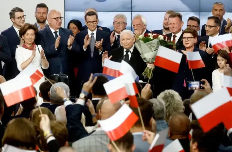 Lengyelország: A kormánypárt a voksok 35,61 százalékát kapta, a fő ellenzéki tömörülés 30,51 százalékot ért el a végeredmény szerint