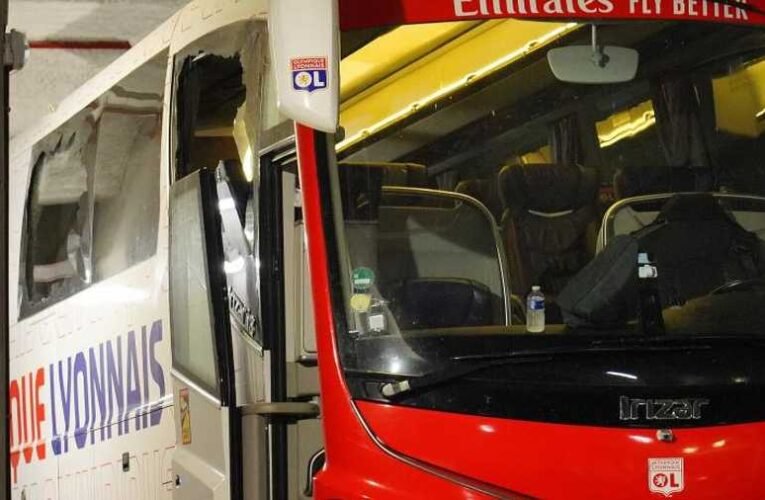 Focistákat szállító buszra támadtak Franciaországban, ömlött a vér a világbajnok játékos fejéből (videó -18+)