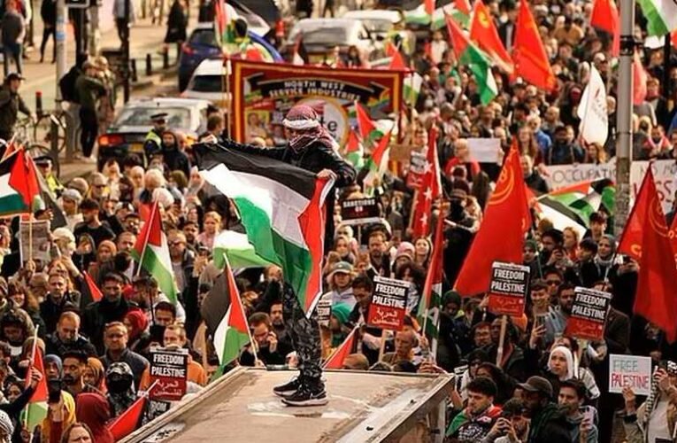 Összecsaptak a palesztinok mellett tüntetők a rendőrökkel Nagy-Britanniában (videóval)