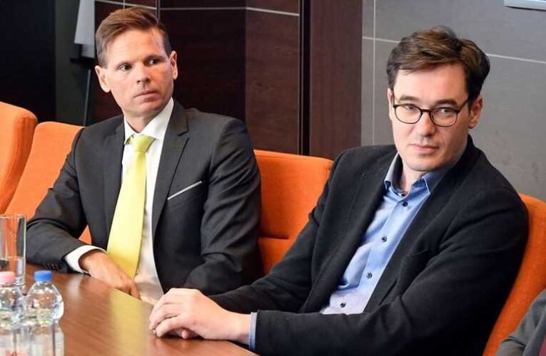 Karácsony nyáron, titokban, két nap alatt közel háromszázmillió forint prémiumot osztott szét