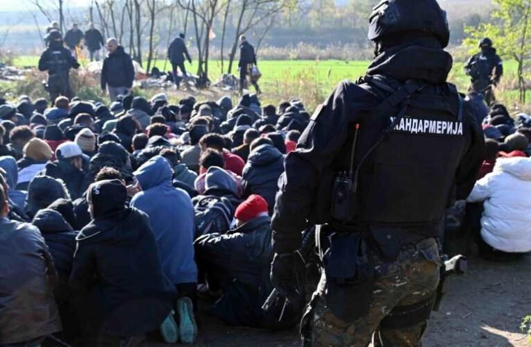 Özönlenek a magukat palesztinnak valló migránsok Magyarország felé