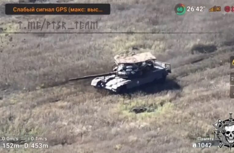 Videón, amint egy ukrán harcjármű saját katonáin hajt át Bahmut közelében (18+)