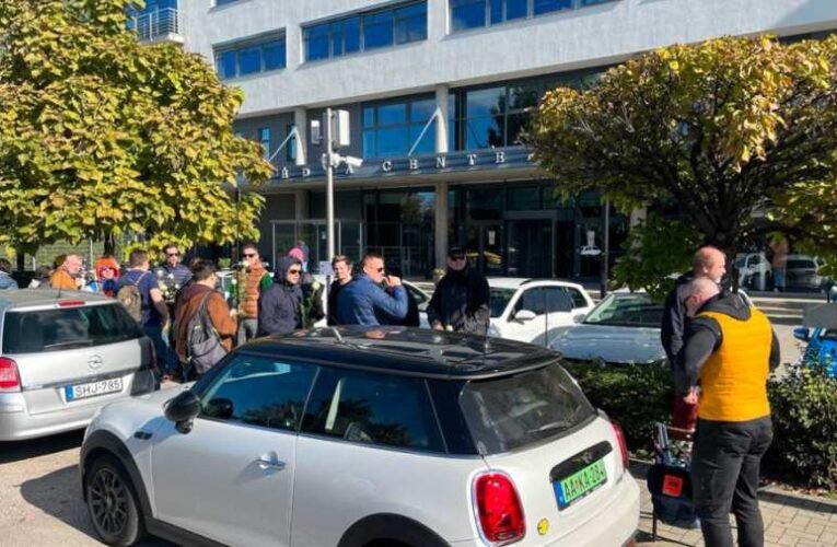 Munkabeszüntetésbe és utcai demonstrációba kezdtek az RTL Magyarország vágói