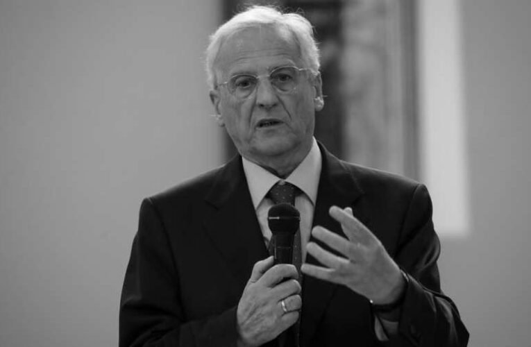 Elhunyt Sólyom László