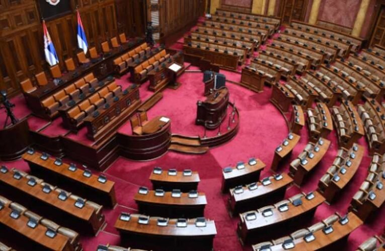 A parlament feloszlatását kezdeményezte a szerb kormány