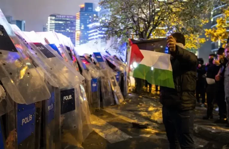 Zavargásokat robbantott ki a muszlim országokban a gázai kórházat ért támadás (videó)