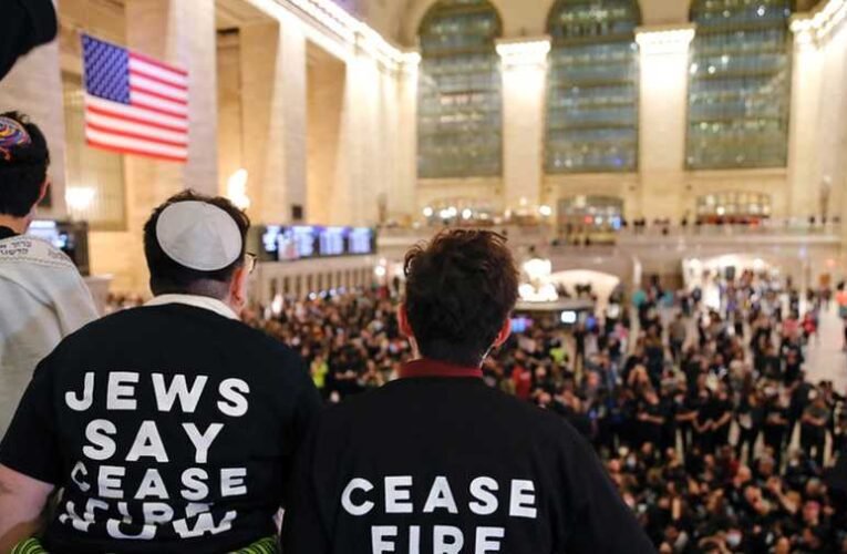 Zsidó mozgalom szervezett tüntetést New Yorkban Gáza izraeli bombázása miatt (videóval frissítve)