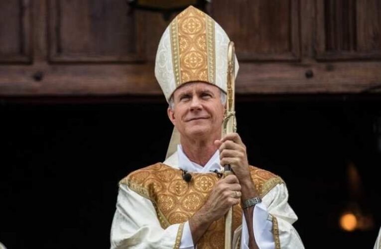 A pápa kirúgta az LMBTQ-ellenes püspököt