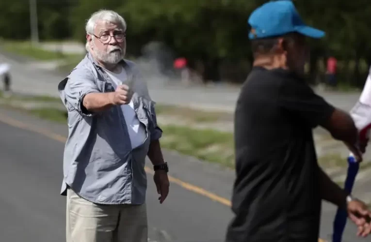 Az utat eltorlaszoló klímaaktivistákat lőtt agyon egy autós (videó 18+)