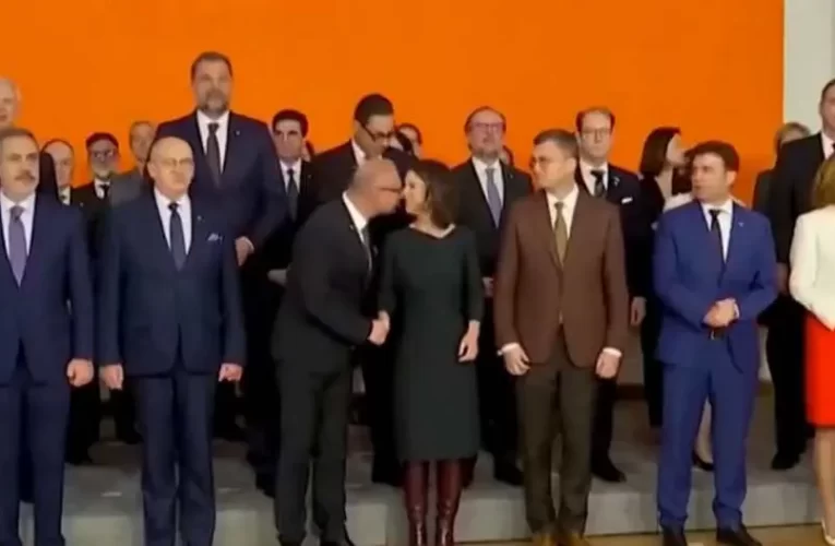 Erőszakossággal vádolják a horvát külügyminisztert, aki megpróbálta megcsókolni Annalena Baerbockot