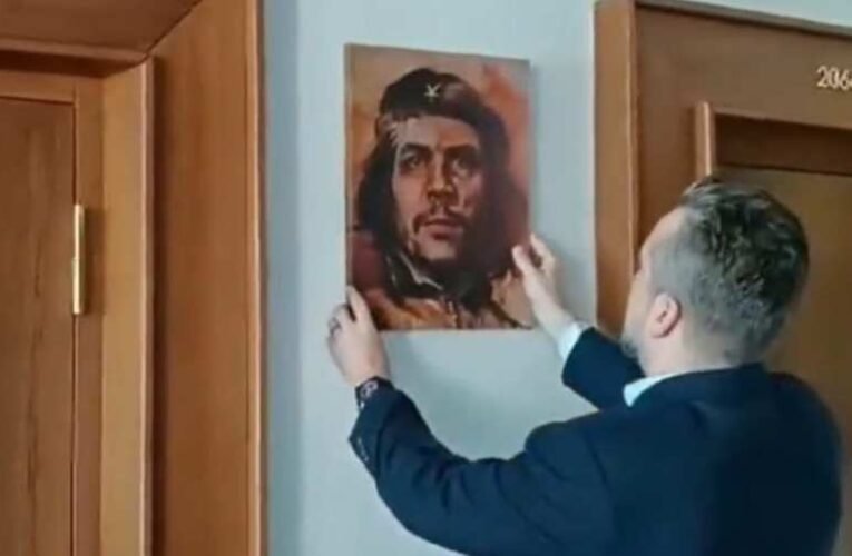 Che Guevara-portrét akasztott ki irodájában a szlovák parlament Fico-párti alelnöke (videóval)