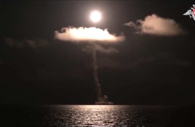 Több ezer kilométerre lévő célpontot talált el az orosz ballisztikus rakéta (videó)
