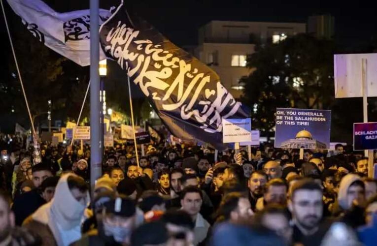 Politico: Soha véget nem érő migrációs áradat sodorja el Németországot