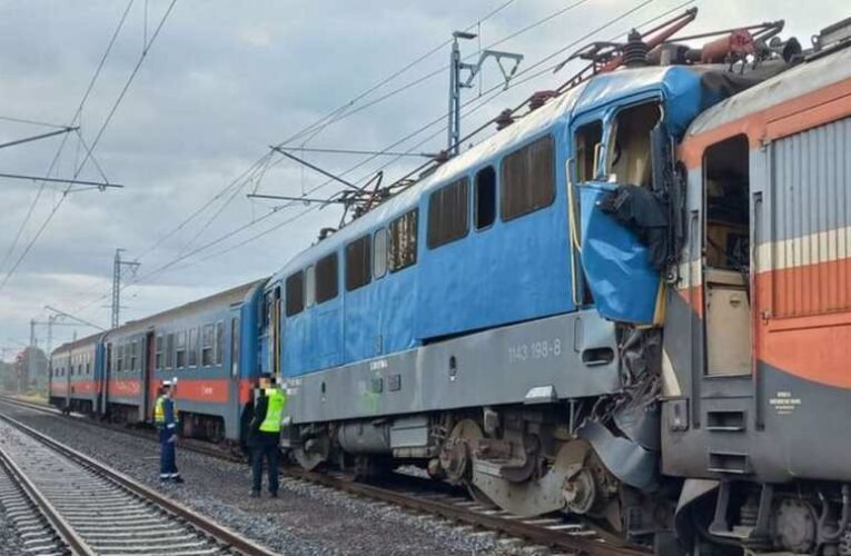 Órákba telt, mire sikerült kimenteni a súlyosan sérült mozdonyvezetőt a roncsok közül a reggeli vonatbaleset helyszínén (videó)