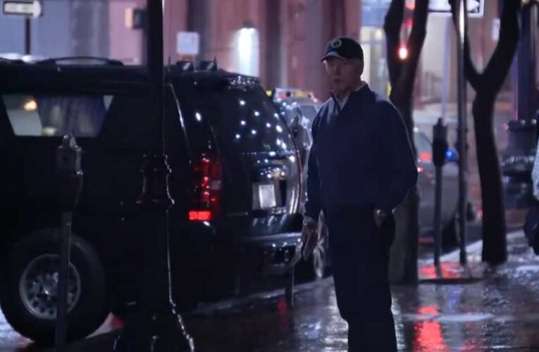 Egy autó belerohant Joe Biden konvojának egyik terepjárójába (videó)