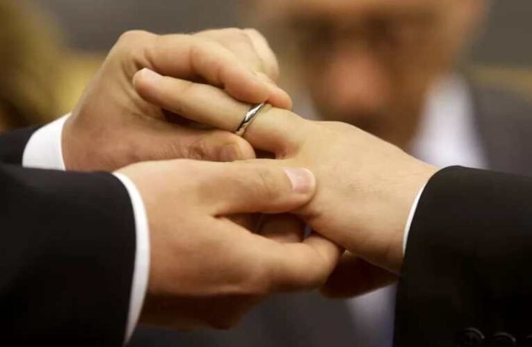 A szombathelyi megyéspüspök felszólította kollégáit, hogy ne áldjanak meg homoszexuális párokat