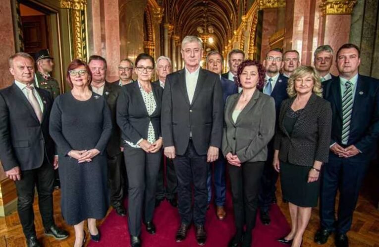 Pityog a milliárdos szemkilövető: Orbán el akarja hallgattatni a Demokratikus Koalíciót