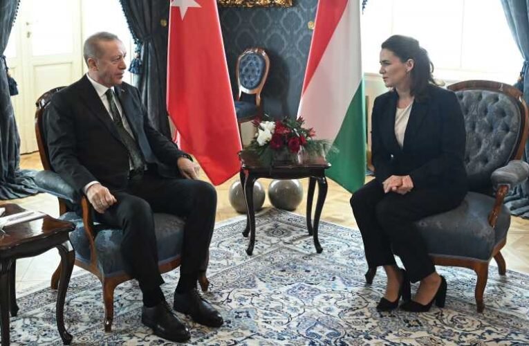 Megérkezett hazánkba a török elnök – Sándor-palota: Törökország kulcsország Magyarország számára