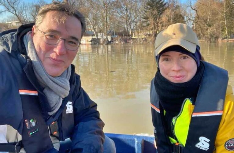 Karácsony Gergely motorcsónakból szelfizett, miközben elöntötte Budapestet a Duna