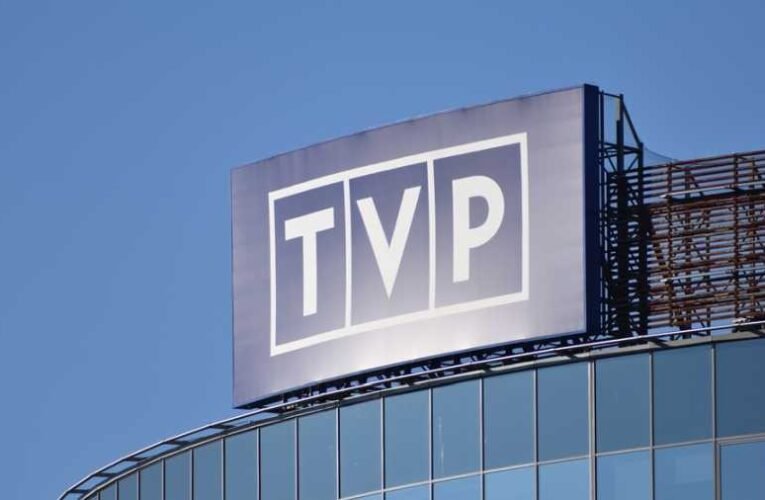 Donald Tusk akcióban, fegyveresek jelentek meg a lengyel állami hírügynökség épületében