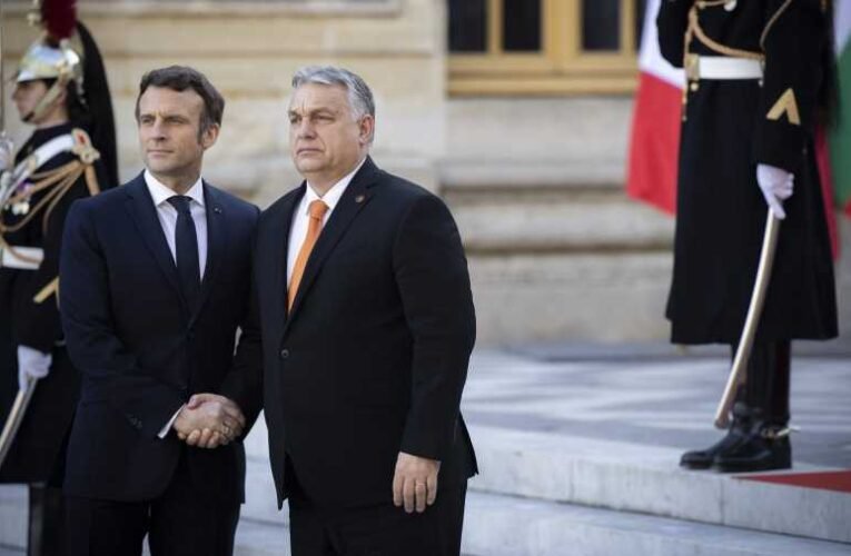 Orbán Viktor Párizsba látogat, hogy találkozzon Emmanuel Macron francia elnökkel