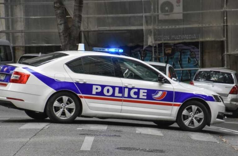 Halálra késeltek egy német turistát Párizsban