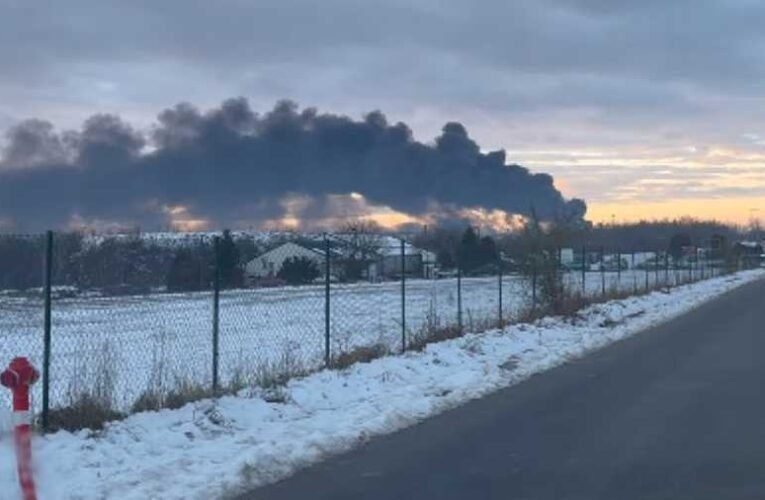 Hatalmas füst gomolyog a Mol százhalombattai finomítójánál (videó)