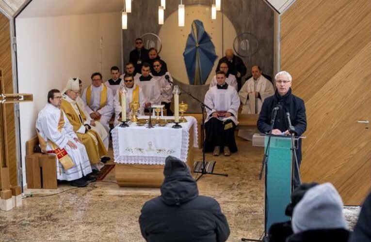 Stoffán György: Az elégedetlenek méltatlan vitája – avagy, kápolna-e a kápolna?