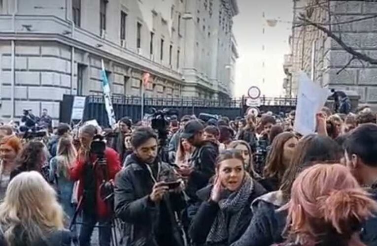 Belgrádban tüntetők torlaszolták el az Államigazgatási és Helyi Önkormányzati Minisztérium bejáratát