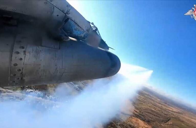 Szu-25-ös orosz harci repülőgépek akció közben (videó)