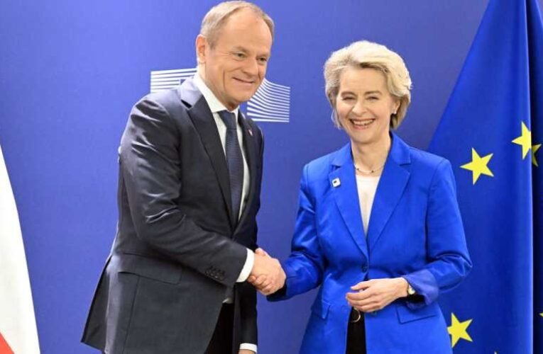 Von der Leyen üdvözölte Tuskot, és adott neki ötmilliárd eurót