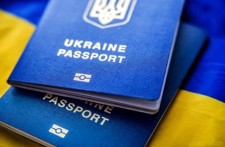 Az Európában élő ukránok sorban állnak az útlevelekért