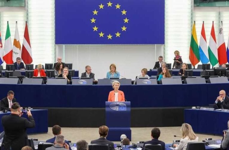 Ursula von der Leyen befejezte a beszédét, megugatták a kutyák (VIDEÓ)